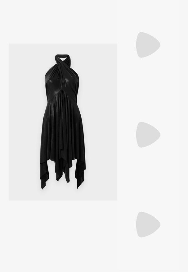 Schwarzes Halsbandkleid mit einem drapierten Design. Hergestellt aus glänzendem Material, mit einem verdrehten Ausschnitt und asymmetrischem Saum. Glatte Textur.; Schwarzer Body mit langen Ärmeln, V-Ausschnitt und figurnaher Silhouette. Hergestellt aus glänzendem, glattem Stoff mit einem strukturierten Kragen und Manschetten.; Schwarzer, spitz zulaufender High Heel mit Krokodilleder-Struktur, elegantem Design, hohem Stiletto-Absatz und glattem schwarzen Innenraum.; Schwarze Handtasche mit texturiertem Design, verziert mit silbernen Nieten und einem klobigen silbernen Kettenriemen. Besitzt eine elegante, minimalistische Form.