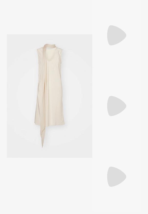 Helmut Lang SCARF - Vestito casual - oat; Mule nere in pelle con tacco alto, punta aperta, design affusolato, texture liscia e tacco stiletto sottile.; THEMOIRè OLIMPIA - Borsa a mano - black; Anello bianco con una finitura lucida, caratterizzato da un grande accento circolare dorato e tre piccole sfere dorate su un lato. Texture liscia.