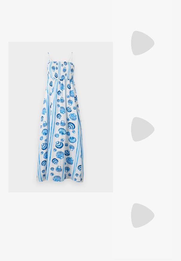 Maxikjole i lett stoff, med smocket liv, blå skjellmønstre og tynne skulderstropper. Loddrette blå striper fremhever designet.; Svarte patentlær slingback hæler med spiss tå og geometrisk blokk hæl. Har et stilrent, minimalistisk design og jevn tekstur.; Gullfargede metallbriller med ovale linser, tynne stenger, og klare nesepader. Har subtile hengseldetaljer og gjennomsiktige linser.; Brun semsket håndveske med en samlet topp, sølvfargede detaljer og to skulderstropper. Har en rektangulær form og minimalistisk design.
