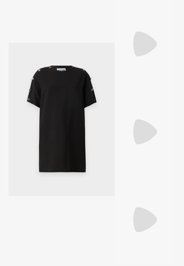 Μαύρη κοντομάνικη μπλούζα σε λείο ύφασμα, με μεγάλα διακοσμητικά κουμπιά στους ώμους και χαλαρή εφαρμογή. Στρογγυλή λαιμόκοψη.; Μαύρο ψηλοτάκουνο παπούτσι με μυτερή μύτη, κατασκευασμένο από λεία δέρμα. Διαθέτει λεπτό τακούνι και μινιμαλιστικό σχέδιο χωρίς ορατές διακοσμήσεις.; Tory Burch Γυαλιά ηλίου - shiny gold-coloured; Μαύρη δερμάτινη τσάντα με δομημένο σχέδιο, διπλούς επάνω χειροκράτες, αποσπώμενη ζώνη και χρυσή αγκράφα σε οριζόντια λωρίδα.; Χρυσή αλυσίδα κολιέ με κρεμαστό γράμμα που σχηματίζει τη λέξη "MOSCATO." Λείο υλικό με κούμπωμα καραμπίνερ και συνδέσμους διαφορετικών μεγεθών.