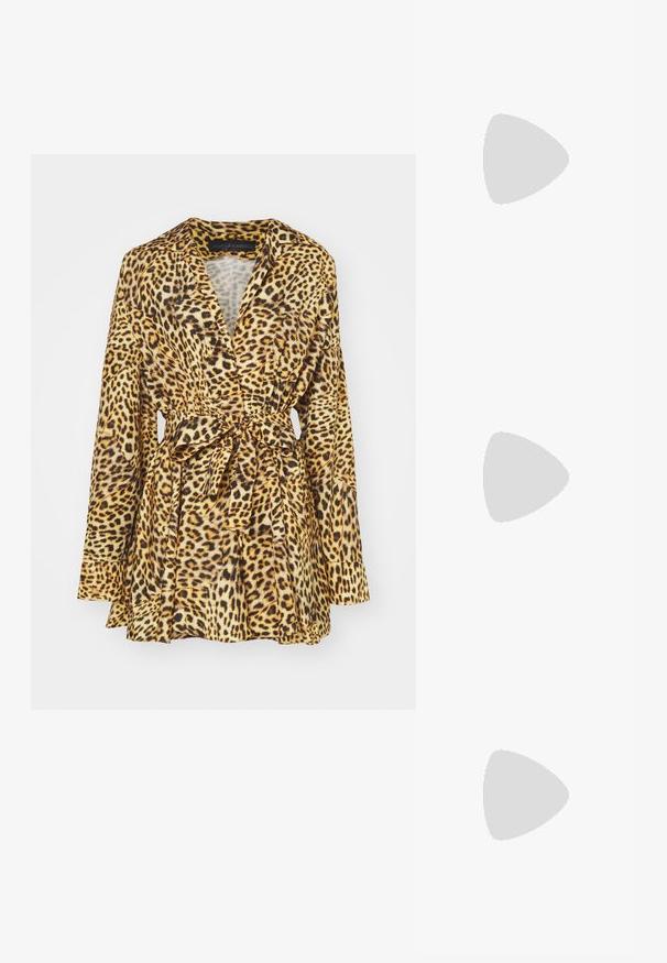 Zavinovací šaty s leopardím vzorom v odtieňoch žltej a hnedej. Majú dlhé rukávy, opasok na zaväzovanie a rozšírený strih. Mäkkučká textúra látky.; Čierne lakované sandále s tromi pásikmi, spona na členku a 10 cm ihlovým podpätkom. Obsahujú zlaté detaily s hardwarem a logo prívesok.; Čierna kožená crossbody taška s dvoma prednými vreckami, zlatými sponami, zipsovým uzatváraním a úzkym popruhom. Štruktúrovaný povrch a kompaktný obdĺžnikový tvar.; Strieborné náušnice s vlnitým, abstraktným dizajnom zdobené malými, iskriacimi kryštálmi. Zabezpečené zapínanie na postrannú sponu.