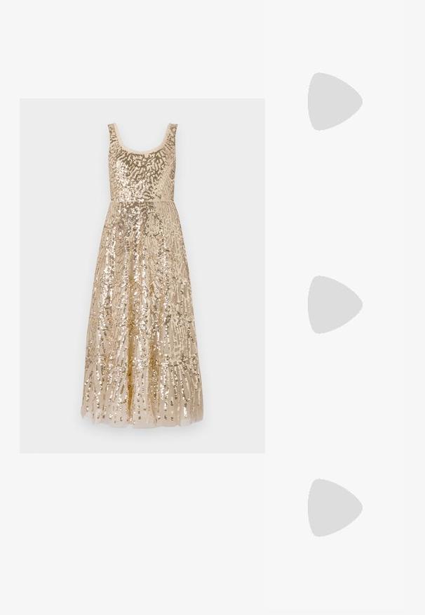 Vestido de lentejuelas beige con escote redondeado, decorado con patrones intrincados, que presenta un corsé ajustado que fluye hacia una falda larga.; Sandalias doradas de tacón con un frente anudado, textura plisada y una correa en el tobillo. El tacón cuadrado tiene un diseño estriado que mejora la adherencia.; Bolso negro de cuero en forma de media luna con un acento de hardware dorado, con cierre de cremallera. Llevado cruzado sobre un suéter gris.; Pendientes de botón en tono dorado con un diseño retorcido. Cada pendiente cuenta con un respaldo circular transparente para una sujeción segura.