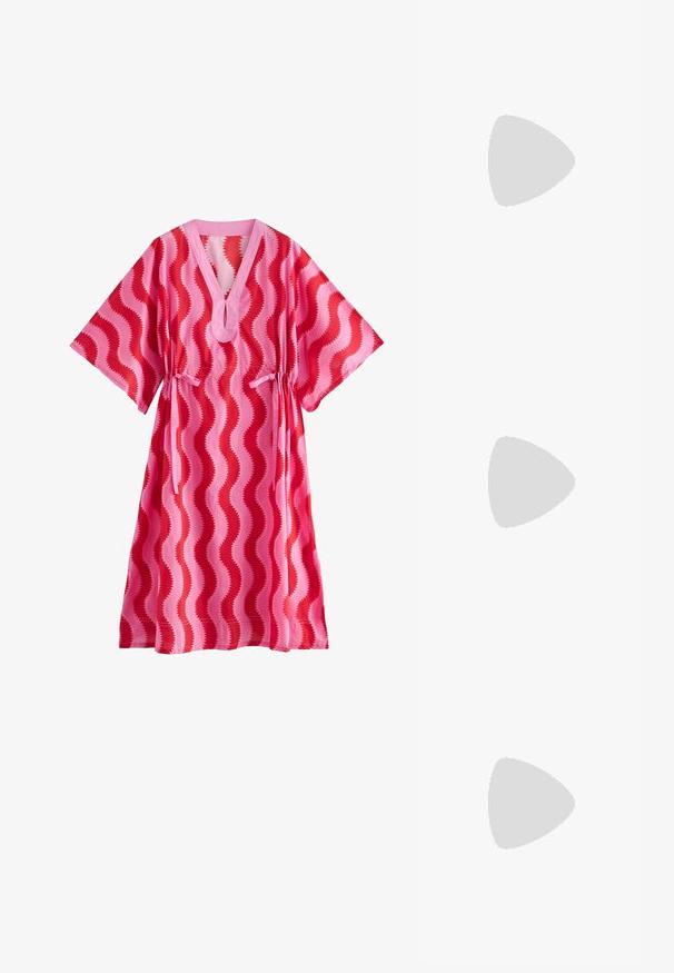 Cath Kidston KAFTAN - Nappali ruha - pink red swirl print; Barna lakkbőr slingback cipő hegyes orral és mérsékelt sarkal. Biztonságos illeszkedést biztosító csattal rendelkezik. Sima textúra.; Barna bőr keresztbody táska ívelt formával, aranyszínű fémrészekkel és csat díszítéssel. Levehető vállpánttal rendelkezik.; Arany virág fülbevalók, amelyeken rétegezett szirmok láthatók bonyolult díszítéssel és középen egy gyönggyel. A dizájn texturált felületet és fényes megjelenést tartalmaz.