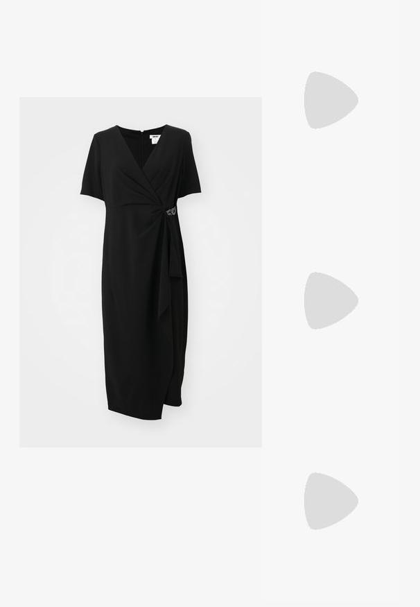 Crna haljina sa kratkim rukavima, omotani dizajn i drapirani prednji deo. Ima ukrasni metalni detalj na struku. Glatka tekstura tkanine.; Crne lakirane slingback pete s oštrim vrhom, s teksturiranim uzorkom zmijske kože, podesivom remenom i kratkom, teksturiranom blok-petom.; Prozirne plastične naočale kvadratnog okvira s prozirnim lećama, koje sadrže zlatne akcentne detalje na drškama.; Crna kožna torba preko ramena s dva prednja džepa, zlatnim kopčama, zatvaranjem na zip i uskim remenom. Teksturirana površina i kompaktan pravokutan oblik.