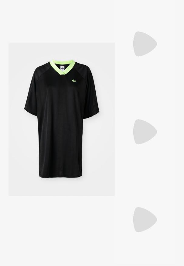Svart träningsskjorta med kort ärm, grön V-hals och en broderad logotyp på bröstet. Slät textur och avslappnad passform.; Mockasinsneaker med en grå ovandel, svarta ränder och en gummisul. Har snörning och en gyllene logotypdetalj på sidan.; Solglasögon med en elegant, silver metallram, gråtonade linser och en aerodynamisk design med spetsiga kanter och tunna bågar.; Silverörhängen med en vriden design som har en blank yta och bakåtlås. Mått ca 3 cm i diameter.