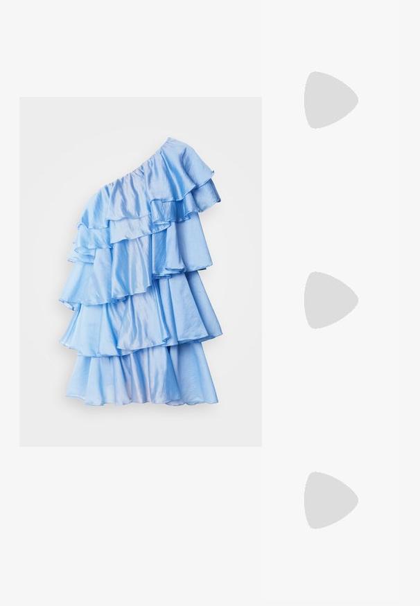 Gaiši zilā vienvirsma kleita, izgatavota no plūstoša auduma, ar vairākiem ruffles slāņiem un mīkstu, spīdīgu tekstūru.; Melnas lakotas ādas slingback kurpes ar norādītu purngalu, sudraba aksesuāru detaļu un zemu blokveida papēdi. Gluda, spīdīga tekstūra visā apavā.; Melna ādas crossbody soma ar gludu faktūru, taisnstūrveida formu un metalizētu ķēdes detaļu priekšā. Iekļauta regulējama siksna.; Sudraba pilienu auskari ar kvadrātveida auskariem, ar gludu, pulētu apdari un asaru formu, atstaro gaismu ar spīdīgu virsmu.
