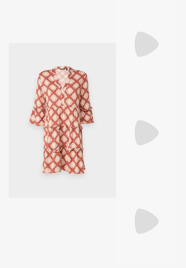 Haljina boje hrđe s cvjetnim uzorkom, v-izrezom, višeslojnim volanima i rukavima do tri četvrtine. Napravljena od lagane tkanine.; Crne lakirane kožne sandale s otvorenom petom i špicastim vrhom, s geometrijskom blok petom. Imaju elegantan, minimalistički dizajn i glatku teksturu.; Crna kožna torba s lukovitim oblikom, odvojivim remenom i zlatnim detaljima. Torba ima preklop s kopčom.; Prsten u zlatnoj nijansi s organskim, uvijenim dizajnom, glatkom teksturom i suženim krajevima, koji stvara moderan, skulpturalni izgled.