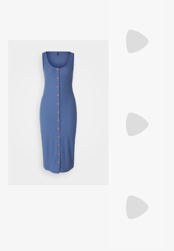 Kék bordázott midi ruha, amely kör alakú nyakkivágással és egy sor fa gombbal rendelkezik elöl, testhez simuló fazonban és ujjatlan kivitelben.; Fekete lakkbőr slingback sarkú cipők hegyes orral és kis blokk talppal, ezüst csat díszítéssel a pánton.; Fekete bőrtáska ívelt formával, levehető pánttal és arany színű fémrészekkel. A táskán egy csattal díszített fedél található.; Ezüst fülbevalók különböző stílusokban láthatók: stekker, karika és csepp, geometrikus formákkal, gyöngyökkel és texturált részletekkel, rendezett sorokban.