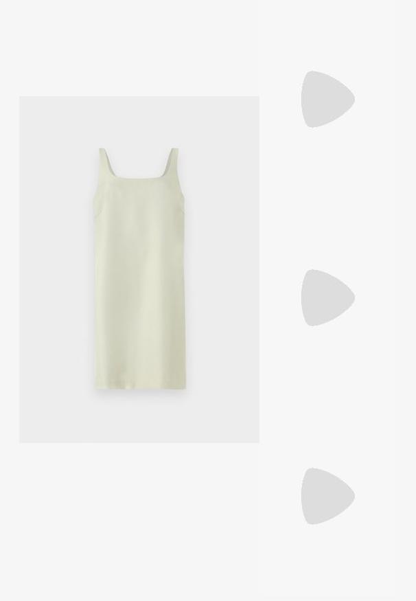 Hellgrünes ärmelloses Kleid mit quadratischem Ausschnitt, glatter Textur und minimalistischem Design; verfügt über subtile Seitennähte ohne zusätzliche Verzierungen.; Beige Lackleder Slingback-Absätze mit spitzem Fuß und 5 cm Absatz, mit ausgeschnittenen Seiten und einem schmalen Knöchelriemen.; Schwarze ovale Sonnenbrille mit dunklen Gläsern und glänzendem Kunststoffrahmen. Mit goldenem Logo am Bügel, das ein elegantes und modernes Design bietet.; Beige gemusterte Handtasche mit geschwungener Form, Lederakzenten und einem goldfarbenen Logo auf der Vorderseite. Verfügt über einen kurzen Griff für einfaches Tragen.; Perlen- und Kristallhalskette mit einem runden, perlenbesetzten Design in sanften Farbtönen, das abwechselnd Perlen und funkelnde Akzente zeigt, um den Hals getragen.
