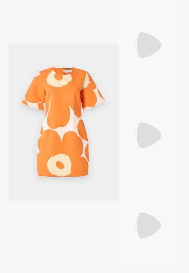 Marimekko PEHMEYS UNIKKO - Dnevna haljina - orange/light pink/beige; Crne cipele s izduženim vrhom i remenom oko pete, s niskom petom, izrađene od glatke kože i s izrezbarenom stranom radi prozračnosti.; Crna kožna torbica zakrivljenog oblika, s užim ručkama, srebrnim zatvaračem i Calvin Klein logotipom sprijeda. Glatka tekstura i minimalistički dizajn.; Srebrne kružne naušnice s glatkim, zakrivljenim dizajnom. Imaju sjajnu metalnu završnu obradu i kopču na tipku. Nema vidljivih uzoraka ili ukrasa.