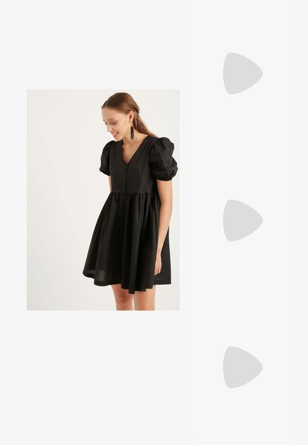 Herita SMOCK MINI  - Jurk - black; Wit T-shirt met lange mouwen, gemaakt van zachte katoen, voorzien van een ronde hals en een getailleerde pasvorm zonder patronen of accenten.; Zwarte leren cowboylaarzen met complexe geperste ontwerpen, een puntige neus en een stevige hak. Voorzien van gestikte accenten en trekbanden.; Ronde, bruin getinte zonnebril met een glanzend bordeauxrood frame. Slanke pootjes met subtiele merkdetails. Vlakke lensontwerp.