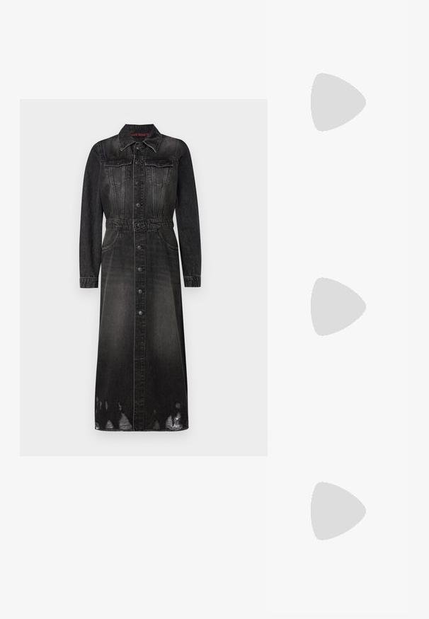 Črna denim obleka z dolgimi rokavi, sprednjim gumbom in pasom. Ima dve žepni žepi na prsih in obrabljen rob.; Rjave usnjene kavbojske čevlje z ostrim nosom in blok peto, ki vsebujejo podrobno šivanje in dvignjene dodatke na zgornjem delu.; Črna usnjena torbica na preklop z zlato kovinsko zaponko. Vključuje črn trak in eleganten, minimalističen dizajn.; Zlate obroče, štiri kose, gladka površina, zaobljena zasnova, različne velikosti, z zaponko s tečajem za enostavno oblačenje.