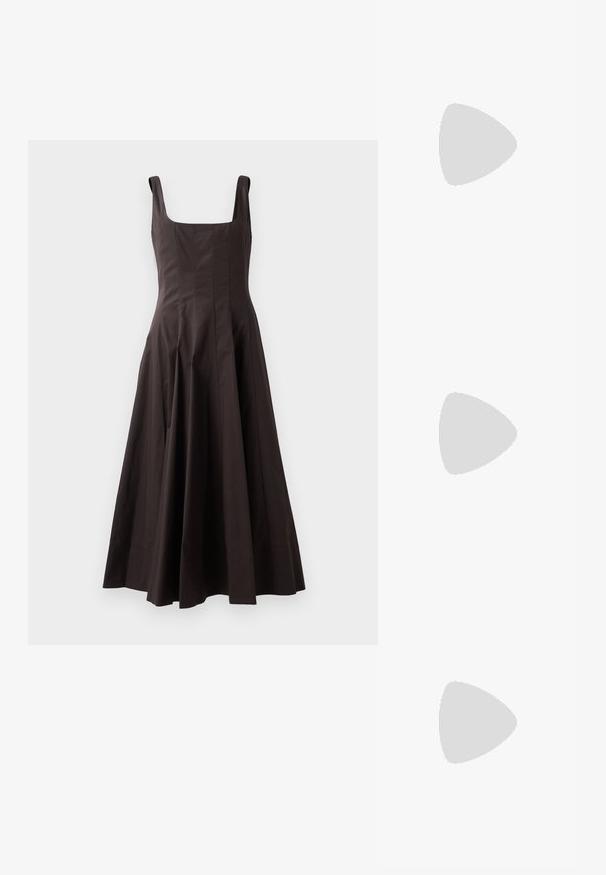 STAUD WELLS DRESS - Freizeitkleid - earth; Schwarze Flip-Flops mit einer strukturierten Gummisohle, zwei schlanken Riemen und einem dezenten, geprägten Logo-Detail auf dem Riemen.; Schwarze ovale Sonnenbrille mit dunklen Gläsern und glänzendem Kunststoffrahmen. Mit goldenem Logo am Bügel, das ein elegantes und modernes Design bietet.; Schwarze Lederhandtasche mit strukturierter rechteckiger Form. Verfügt über einen goldenen ovalen Verschluss und einen dünnen Schulterriemen. Glatte Textur.