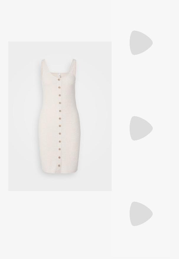 Rochie cu nervuri, de culoare bej deschis, cu decolteu rotund și bretele înguste, având o linie de 7 nasturi rotunzi, bej, pe partea din față.; Pantofii Mary Jane din piele patent neagră cu vârful rotund, curea ajustabilă și toc pătrat gros. Au o talpă texturată.; Ochelari în nuanță de țestoasă maro, cu lentile ovale, brațe subțiri și accente transparente. Prezintă un logo subtil pe tâmplă. Design elegant și ușor.; Geantă hobo din piele neagră, cu o textură netedă, formă curbată și un singur bretele ajustabil; are o deschidere largă în partea de sus.