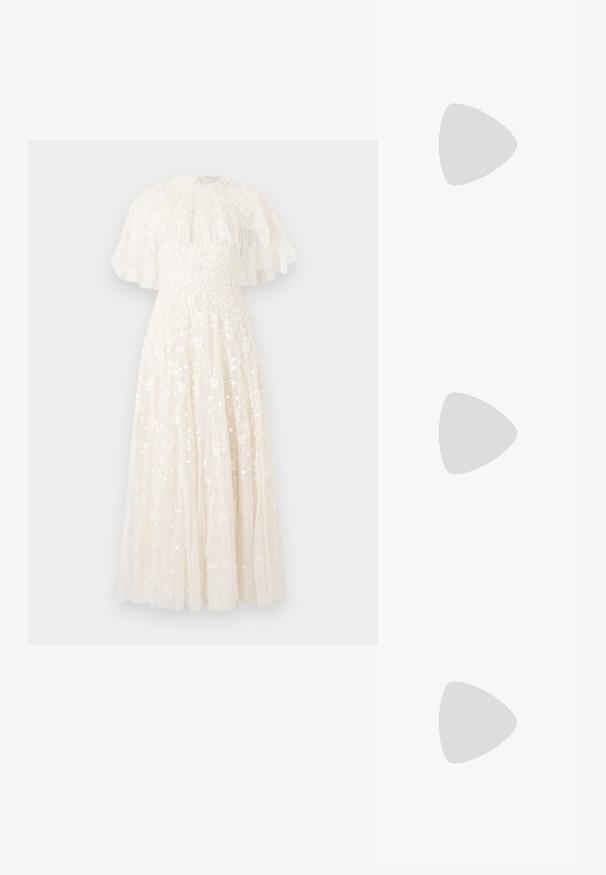 Pitkä, norsunluun värinen iltapuku, jossa on tiukka bodice ja levenevä hame. Varustettu läpikuultavalla, rypytetyllä viitalla ja kukkasomistuksilla kauttaaltaan.; Musta patent slingback-kiilakorko teräväkärkisellä muotoilulla, jossa on teksturoitu käärmeennahkakuosi, säädettävä remmi ja lyhyt, teksturoitu blokkiheel.; Musta nahkainen olkalaukku, jossa on kaksi etutaskua, kultaiset soljet, vetoketjukiinnitys ja kapea hihna. Teksturoidun pinnan ja kompaktin suorakaiteen muoto.; Korvakorut kultasävytteistä metallista, joissa on kaareva, pitkänomainen muoto. Ominaisuuksiin kuuluu sileä, kiiltävä pinta ja pyöreä kärki lisäyksinä.