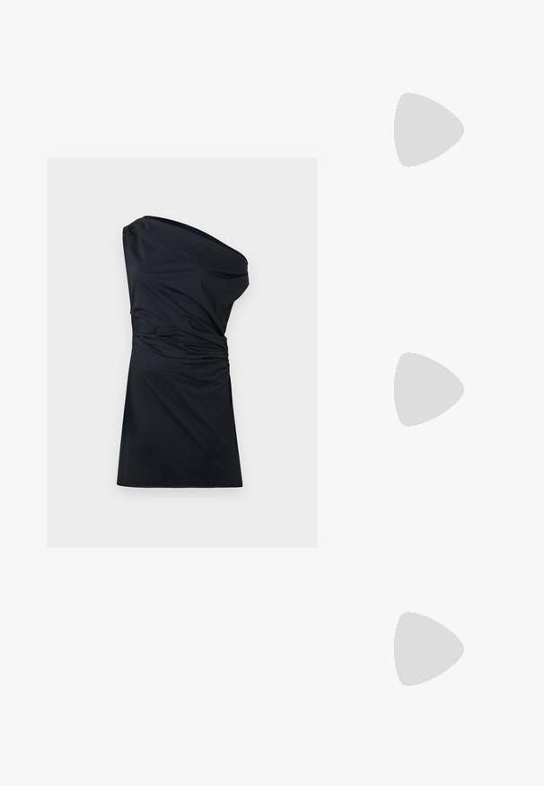 Zwarte een-schouder jurk met geplooide textuur en lengte tot de knie. Gemaakt van zachte stof, met een gladde afwerking en een minimalistisch ontwerp.; Zwarte gepatineerde leren hoge hak muiltjes met een spitse neus en een slanke silhouet, met een open achterkant en een slanke stilettohak.; Zwarte lederen handtas met een gebogen ontwerp, voorzien van zilveren studs, een gesp en twee zijvakken. Verstelbare schouderband voor verschillende draagmogelijkheden.; Rabanne XL LINK DOUBLE HOOP EARRING - Oorbellen - silver-coloured