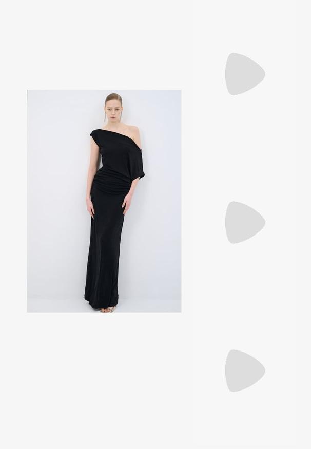 Sort off-shoulder kjole lavet af blødt stof, med draperede detaljer, en tætsiddende silhuet og gulvlængde.; Mango Højhælede sandaletter / Højhælede sandaler - black; Sort læderhandtaske med quiltet design og guldfarvet hardware, der har en dekorativ lås. Tasken har en kæderekke og holdes i hånden.; Guldtonet rektangulær armbåndsur med en hvid skive, sølvtonede time markører og et holdbart metalled. Vandafvisende funktion inkluderet.