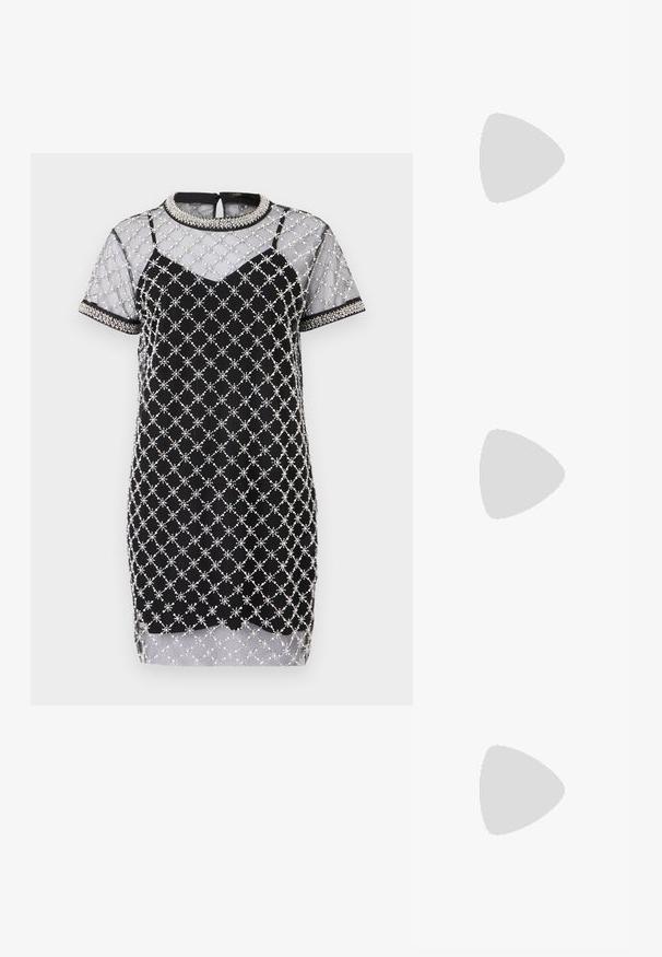 Maje RITULLE - Rochie cocktail/Rochie petrecere - noir; Sandale cu toc înalt din piele patent neagră, cu vârf ascuțit, curea ajustabilă la gleznă și toc mediu pătrat. Textură netedă cu un finisaj lucios.; Clutch din piele aurie metalizată, cu un finisaj texturat, având o curea din lanț aurie și o curea pentru umăr detașabilă. Logo-ul brandului embosat.; Cercei din metal auriu, cu un design curbat și alungit. Au o suprafață netedă și strălucitoare, cu un vârf rotunjit pentru un detaliu suplimentar.