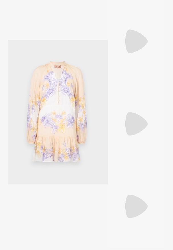 TWINSET DRESS - Dnevna obleka - lavender/yellow; Črne visoke sandale na peto imajo tanke naramnice z vozlom, gladek kvadratni toe in eleganten stiletto peto.; Svetlo siva kovinska torbica z verižnim ročajem, okrašena z majhnimi okroglimi kovinskimi bleščicami in trikotnim logotipom blagovne znamke.; Srebrne obročaste uhane z gladko, sijočo površino. Zaobljena oblika, lahka zasnova, z zapiranjem na zatič.