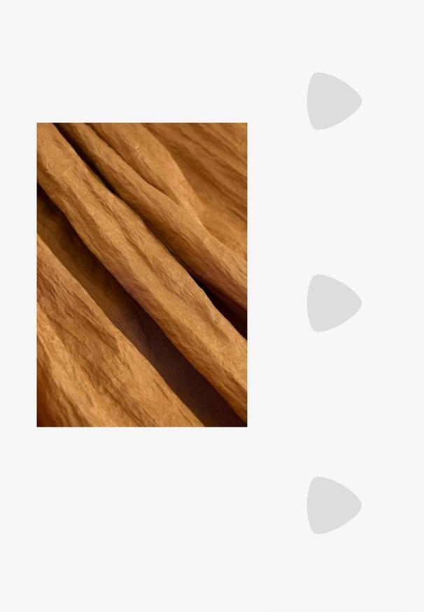 Faltiger Stoff in einem warmen, erdigen Braunton mit einer strukturierten Oberfläche, drapiert und sich in sanften, fließenden Falten überlappend.; Schwarze Lackleder-Slingback-High Heels mit spitzem Schuh und einem geometrischen Blockabsatz. Verfügt über ein schlankes, minimalistisches Design und eine glatte Textur.; Quadratische Sonnenbrillen mit braunen Gläsern und einem dünnen schwarzen Metallrahmen. Verfügt über schräg gestaltete Bügel und verstellbare Nasenpads für zusätzlichen Komfort.; Beige geflochtene Strohtasche mit geschwungener Form, einem kurzen Griff und einem seitlichen Reißverschluss. Verfügt über eine strukturierte Oberfläche und ein minimalistisches Design.