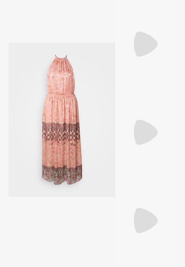Maxikjole i myk ferskenfarge med halterneck. Har blomster mønstre, elastisk liv og dekorativ kant i mørk maroon og grå.; Burgundyrøde patent slingback flate sko med spiss tå, gjennomsiktig utskjæring og en flat svart såle. Glatt tekstur, minimalistisk design.; Sølv metallisk clutch med et vinklet konvoluttdesign, glatt tekstur og kontrastfarge på innsiden, holdt i en hånd iført en svart kåpe.; Sølv ringøredob med en polert finish, med små gull detaljer og en rund form, båret på øreflippen.
