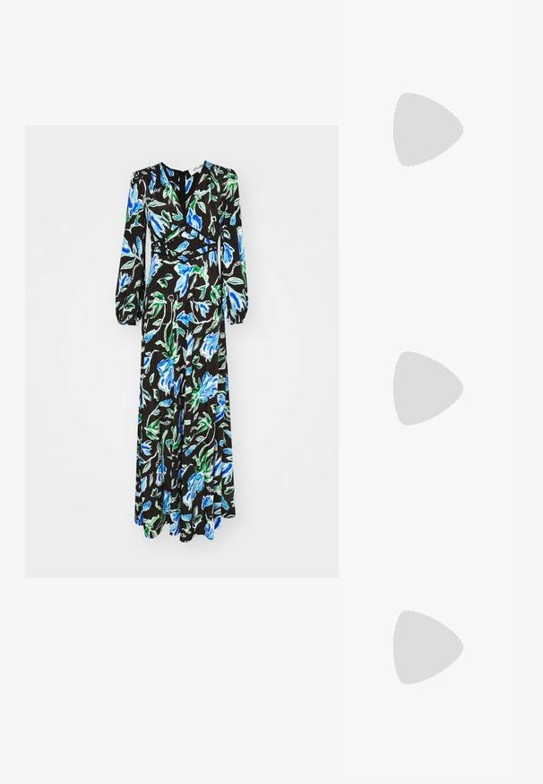 Diane von Furstenberg SELINE DRESS - Maksi garuma kleita - blue; Melni ādas mūļi ar smailu purngali un stiletto papēdi, apvienoti ar baltiem rakstainiem apģērbem ar auklīšu detaļām.; Maza melna ādas rokassoma ar noapaļotu formu, augšējo rokturi un noņemamu siksnu. Valkāta kopā ar melnu auduma kleitu un melniem kroku apaviem.; Sudraba pērļu auskari ar izliekta, pupiņas formas dizainu. Gluda, spīdīga virsma un nostiprināti ar tapu un aizmugures aizdari.