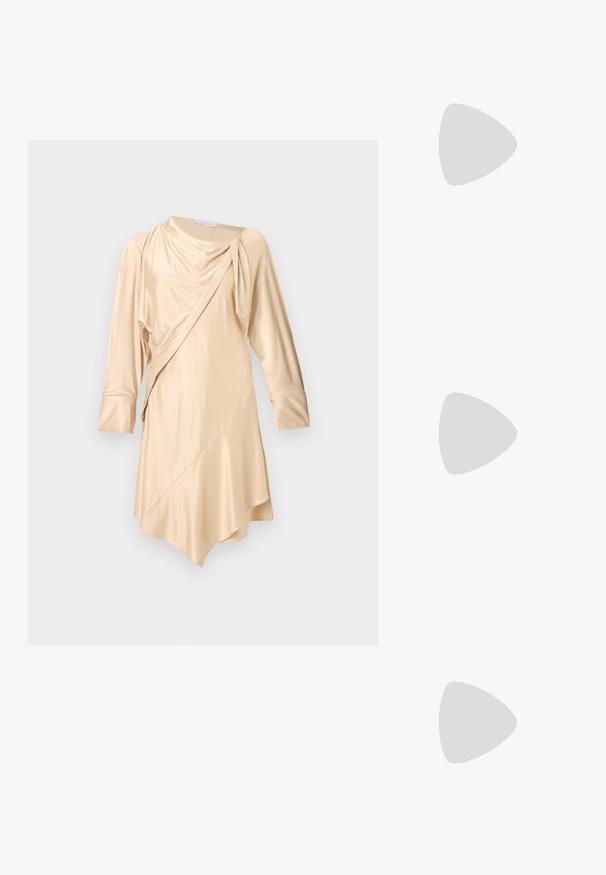 Rabanne Cocktailklänning - skin nude; Vit läderhögklackad sko med spetsig tå, ankelrem och en smal stilettklack. Slät textur med diskret glänsande finish.; Svart läderhandväska med gyllene detaljer, strukturerad form och två korta handtag, hålls av en person som bär en krämfärgad kabelstickad tröja.; Guldtonade metallörhängen i en kurvad, avlång form. Har en slät, glänsande yta och en rundad spets för en extra detalj.