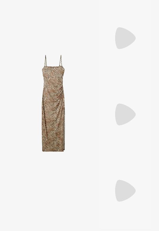 Sukienka maxi w wzór panterki z regulowanymi ramiączkami, plisowaniem po bokach i gładkiego, lekkiego materiału.; Stradivarius - Klapki płaskie; Brązowe ośmiokątne okulary przeciwsłoneczne z przezroczystą bursztynową oprawką i brązowymi soczewkami. Posiadają metalowy akcent na nosku oraz smukłe zauszniki.; Brązowa skórzana torebka o zaokrąglonym kształcie, z charakterystycznym zapięciem i długimi frędzlami na dole. Złote okucia.
