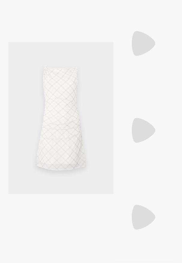 Biała sukienka z kratką w jasnoszarym kolorze. Projekt obejmuje dopasowaną górę z marszczeniami oraz prostą, do kolan spódnicę.; Brązowe skórzane kowbojki z noskiem w kształcie migdała i blokowym obcasem, z detalicznym przeszyciem i podniesionymi akcentami na cholewce.; Mała torebka w kolorze kremowym z teksturowanym wykończeniem, długim regulowanym paskiem, akcentem z łańcucha oraz zapięciem na klapkę. Wykończenia w kolorze złotym.; Złote kolczyki w kształcie kółek o gładkim, błyszczącym wykończeniu. Okrągły design z małym klipsem i przezroczystym zapięciem zapewniającym bezpieczne noszenie.