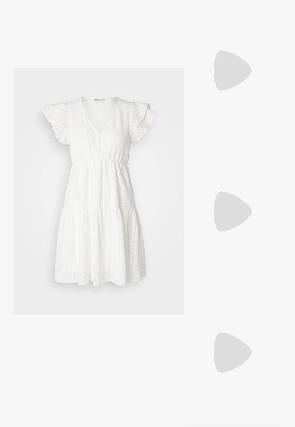 Hvit kjole laget av teksturert stoff med perforeringer, korte volangermarmer, V-hals og en design med lagdelt skjørt.; Sorte lærballerina med spiss tå, minimalistisk design, glatt tekstur, lav hæl uten synlig metall eller dekorasjoner.; Svart lær crossbody-veske med glatt tekstur, rektangulær form og metallkjede detaljer på framsiden. Justerbar stroppe inkludert.; Sølv dråpeøreringer med firkantet studs, med en glatt, polert overflate og en tåreformet design som reflekterer lys med en blank overflate.
