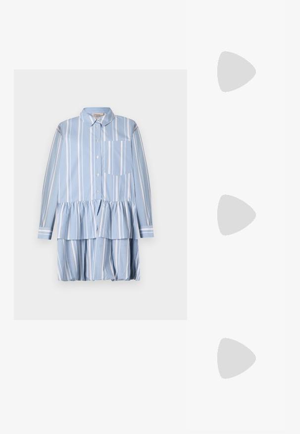 Svetlo modra srajčna obleka z belimi vertikalnimi črtami, z ruffles na dnu, dolgimi rokavi in žepom na levi strani.; Bela srajca na gumb s klasičnim ovratnikom, dolgimi rokavi in diskretno vezenim logotipom na prsih. Narejena iz kakovostne bombažne tkanine.; Temno modri nubuk čevlji s koničastim nosom in srednje visokim blokom. Gladka tekstura z diskretnim sijajem in majhnim izrezom spredaj.; Kremasta usnjena torbica s ukrivljeno obliko, ki vključuje zlati kovinski del. Trak je pritrjen z kovinskim sponko.