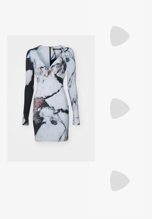 Pikad varrukad, marmorimustriga kleit valge, musta ja roosa alatooniga, figuuri rõhutava silueti ja sügava V-dekolteega.; Must musta slingback kingad terava ninaga, kitsas kõrge kontsaga ja dekoratiivse lipsu aktsendiga. Sile tekstuur ja voolav disain.; Hõbedane metallist õlakott, millel on sile tekstuur, kaarduv disain, kettrohke ja poleeritud esipaneel, millel on peen logo graveering.; Hõbedased kõrvarõngad voolava spiraalsetega kujunduses. Sile tekstuur poleeritud viimistlusega. Omab peent läiget ja ei oma nähtavaid kaunistusi.