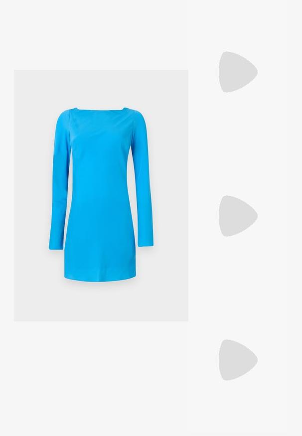 Robe longue bleue à manches longues avec un décolleté carré. Fabriquée en tissu lisse et brillant, avec une silhouette ajustée et un minimum de détails.; T-shirt en coton blanc avec un grand graphisme de homard rouge vif sur le devant. Manches courtes et design à col rond standard.; Baskets montantes en toile blanche avec semelle en caoutchouc noir, capuchon en caoutchouc à l'avant, et six œillets pour les lacets, présentant un design épuré et minimaliste.; Sac à main en cuir rouge avec un design angulaire et géométrique. Il dispose d'une seule sangle ajustable et d'une fermeture à rabat avec un detailing cousu.