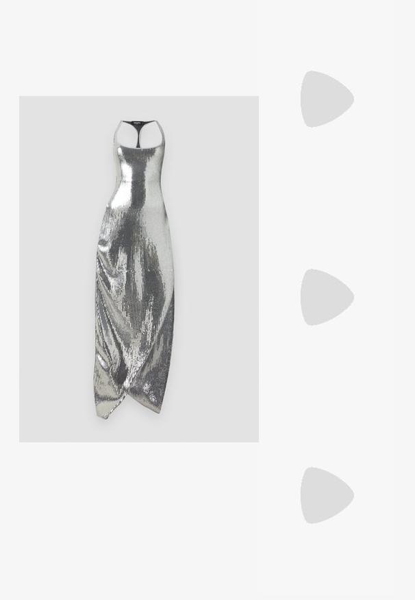 Hõbedaste litritega kleit, mis on keha järgiva lõikega, kaelaosas nööriga ning asümmeetrilise äärega. Sile tekstuur ja peegeldav pind.; Mustad nahast slingback kontsad terava ninaga, millel on õhuke konts ja kuldse tooni aktsent reguleeritaval rihmal. Sile tekstuur.; Valge nahast käekott, millel on kumer kuju, esiküljel on reljeefne "CK" logo ja üks õlavarre rihm. Ülemine tõmblukkuu.; Hõbedased rõngaskõrvarõngad, mis kujutavad endast siledat pinda ja ülemineku alumise serva ääres väikeste selgete kividega, tagaküljel on kinnituseks postkinnitus.