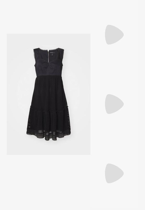 Zwarte jurk met een aansluitende lijfstijl en een uitlopende mesh onderkant. Heeft decoratieve stiksels op de schouders en een rits aan de achterkant.; Zwarte leren slingback schoen met een spitse neus, slanke hak en een gouden hardwareaccent op de wreef. Glad textuur en gestructureerd ontwerp.; Zwarte leren handtas met een gestructureerd ontwerp, featuring een verkorte vorm, bovenhandvat en gouden hardwareaccent. Inclusief verstelbare schouderband.; Zilveren metalen creolen met een gladde, glanzende oppervlakte en een gestructureerd, rond ontwerp. Voorzien van een scharnierende sluiting voor een veilige draagervaring.