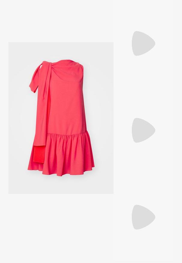 Roksanda SOLENNE DRESS - Kokteilinė suknelė / vakarėlių suknelė - light hibiscus/deep sienna; Juodas odinis aukštakulnis batelis su smailia nosimi ir metaliniu sidabriniu galiuku. Turi lygų paviršių ir ploną 10 cm kulną.; Juodas odinis per petį nešiojamas krepšys su dviem priekiniais kišenėmis, auksiniais sagtimis, užtrauktuko uždarymu ir siauromis petnešomis. Textūruota paviršius ir kompaktiškas stačiakampis formatas.; Lauren Ralph Lauren BASIC SMALL HOOP - Auskarai - gold-coloured