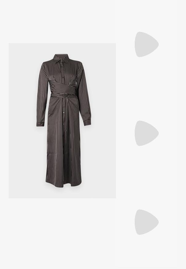 Črna in bela črtasta obleka s kratkimi rokavi, ovratnikom, gumbnim zapenjanjem, pasom in krilom do kolen. Gladka tekstura blaga.; Črne čevlje s koničastimi nosovi in slingback obliko z nizko peto, izdelane iz gladke usnjene materiale ter s črtasto zasnovo na strani za prezračevanje.; Črna torbica z dvema kratkima ročajema in odstranljivim naramnim trakom. Gladek usnju podoben material z zadrgo in podrobnostmi z logotipom.; Srebrni uhani v obliki obroča z gladkim, ukrivljenim oblikovanjem. Imajo sijajno kovinsko površino in zapiranje na žebljiček. Brez vidnih vzorcev ali dodatkov.