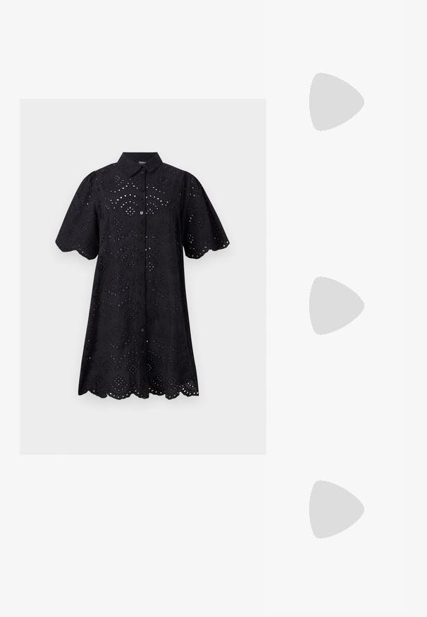 Abito camicia nero a maniche corte con motivo ad occhio ricamato, orlo ondulato e chiusura frontale con bottoni. Tessuto morbido con finitura testurizzata.; Scarpa con tacco alto a punta, con una combinazione di colori argento, oro e nudo. Finitura lucida con design a ritaglio, con tacco a stiletto.; Borsa a pochette metallica argentea con una forma morbida e arrotondata e chiusura superiore annodata. Realizzata in materiale sintetico morbido.; Orecchini a cerchio in argento con un design torciglionato, caratterizzati da una finitura lucida e chiusura a perno. Misurano circa 3 cm di diametro.