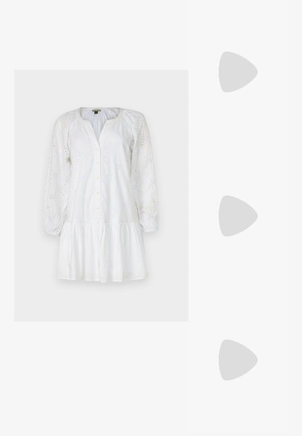 Balta kleita ar garām, pūkainām piedurknēm, pogu priekšu un plecu apakšu. Audums rotāts ar acu izšuvumu rakstiem.; Brūni ādas kovboju zābaki ar norādītu purngalu un blokveida papēdi, ar detalizētu šūšanu un paceltiem akcentiem uz kājas daļas.; Maza krēmkrāsas rokas soma ar teksturētu apdari, garu regulējamu siksniņu, ķēdes akcentu un vāciņa aizdari. Zelta aparatūras detaļas.; Zelta gredzenu auskari, četri gabali, gluda virsma, noapaļota forma, dažādu izmēru, ar eņģu aizdari ērtai valkāšanai.