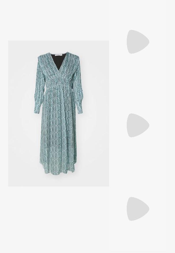 Rochie lungă, de culoare teal, cu un model în zigzag, decolteu în V, talie smock și mâneci lungi, puff. Fabricată dintr-un material ușor, prezintă o siluetă fluidă.; Balerini din piele neagră, cu vârf rotund, textură netedă, detalii de cusătură minimale și un design al tălpii flexibil.; Geantă din piele neagră în stil bucket, cu un finisaj texturat, accente din metal auriu și un compartiment deschis. Dispune de o mânere scurtă și un curea de umăr ajustabilă.; Cercei cu tija aurie, cu un design răsucit. Fiecare cercel are un fundal circular transparent pentru o purtare sigură.
