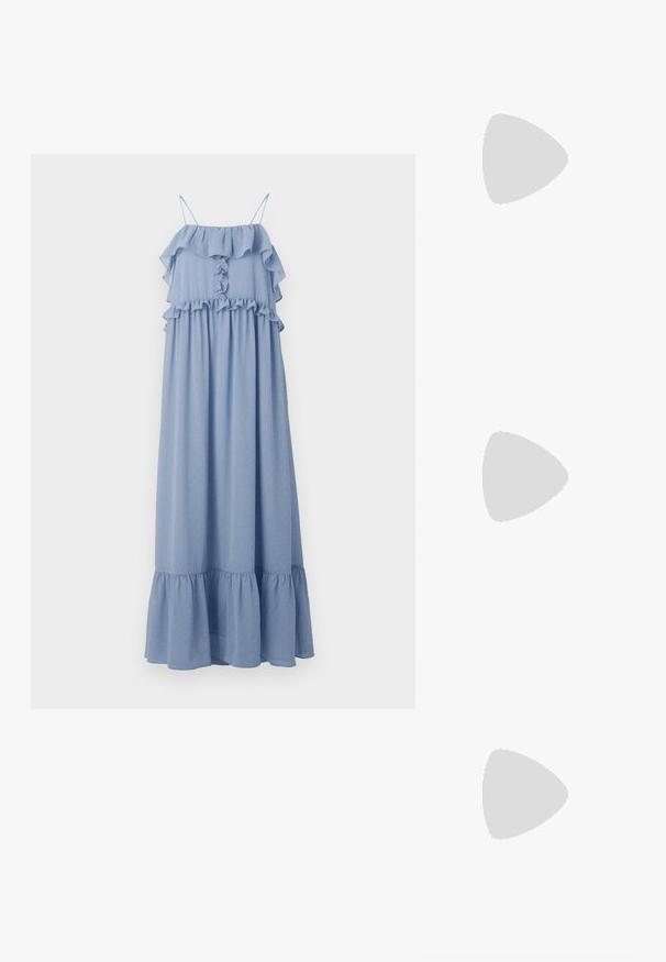 Hofmann Copenhagen CECILY - Rochie maxi - lavender blue; Pantofii slingback din piele lăcuită neagră, cu vârf ascuțit, bretele pentru gleznă cu catarame și accesorii din argint, și un toc subțire.; Geantă din piele neagră cu un design plisat, mânere scurte și rotunde, și o curea de umăr detașabilă. Textură netedă, cu o siluetă moale.; Cercei aurii cu forme texturate și ondulate. Include studs sculpturale cu clip și un design de cerc deschis cu un finisaj cioplit.