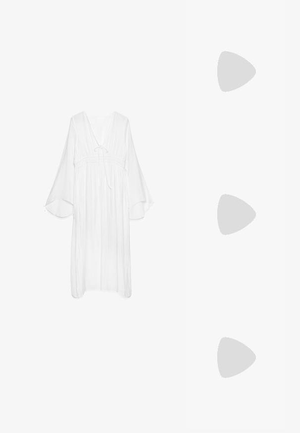 Hvid, letvægts kjole med V-udskæring, samlet talje og flagrende klokkeærmer. Struktureret stof med en bindebåndsdetalje ved halsen.; Sort remsandale med firkantet tå og en lav blokeret hæl. Har flere tynde stropper og en justerbar ankelrem. Fremstillet af glat læder.; Sort læder crossbody taske med en glat tekstur, rektangulær form og en metallisk kæde detalje foran. Justerbar skulderrem inkluderet.; Sølvring med dobbeltbånd og en glat, poleret overflade. Den har et flydende, buet design med overlappende sektioner for et moderne udtryk.