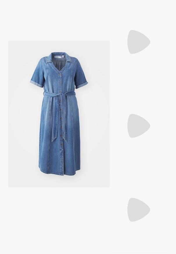 Denimkjole med korte, oprullede ærmer, knaplukning foran og en bundet taljebælte. Har en krave og en lys blå farve.; Sorte patentlæder slingback hæle med spids tå og en geometrisk blok hæl. Har et elegant, minimalistisk design og en glat tekstur.; Sort læderhåndtaske med en buet form, aftagelig rem og guldfinish. Tasken har en klap med en spænde detalje.; Guldfarvet metalarmbånd med flydende, kurvet design. Har en lille, fremtrædende sølvfarvet accent i den ene ende.