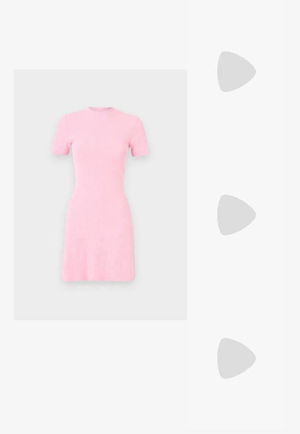 Krátký rukáv šaty v světle růžové barvě, vyrobené z měkké pleteniny. Mají rovný střih a kulatý výstřih.; Kovové zlaté pantofle na podpatku s špičatou špičkou a masivním podpatkem. Hladký povrch, minimalisticý design a úzký pásek.; Černá kožená kabelka s křivkovým tvarem, odnímatelným popruhem a zlatými detaily. Kabelka má klopu s přezkou.; Zlatě zbarvený kovový náramek s plynulým, zakřiveným designem. Obsahuje malý, výrazný stříbrně zbarvený akcent na jednom konci.