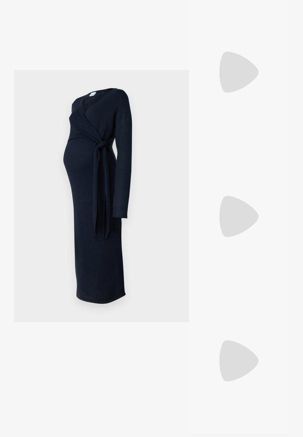 MAMALICIOUS MLFIE TESS DRESS  - Obleka/pulover - navy blazer; Črne patentične usnjene loafer čevlje z dvojno srebrno zaponko, rahlo zaokroženim toe-jem in nizko zloženko. Teksturiran šivni detajl ob zgornjem delu.; Bežna oversized sončna očala s prozornim okvirjem in rjavimi lečami, ki imajo subtilne cvetlične poudarke in drzen, geometrijski dizajn.; Črna torbica z strukturirano obliko, gladko teksturo in kovinskim zaponko. Ujemajo se z širokimi črnimi hlačami in odprtimi sandali na lesenem tleh.
