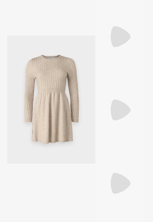ONLY Petite ONLFIA DRESS - Robe pull - weathered teak; Ballerines noires en cuir, à bout pointu, design minimaliste, texture lisse, talon bas, sans matériel ni embellissements visibles.; Sac bandoulière en cuir noir avec une texture lisse, de forme rectangulaire et un détail en chaîne métallique à l'avant. Sangle réglable incluse.; Bague en or ornée d'un design organique et torsadé, avec une texture lisse et des extrémités effilées, créant une apparence moderne et sculpturale.