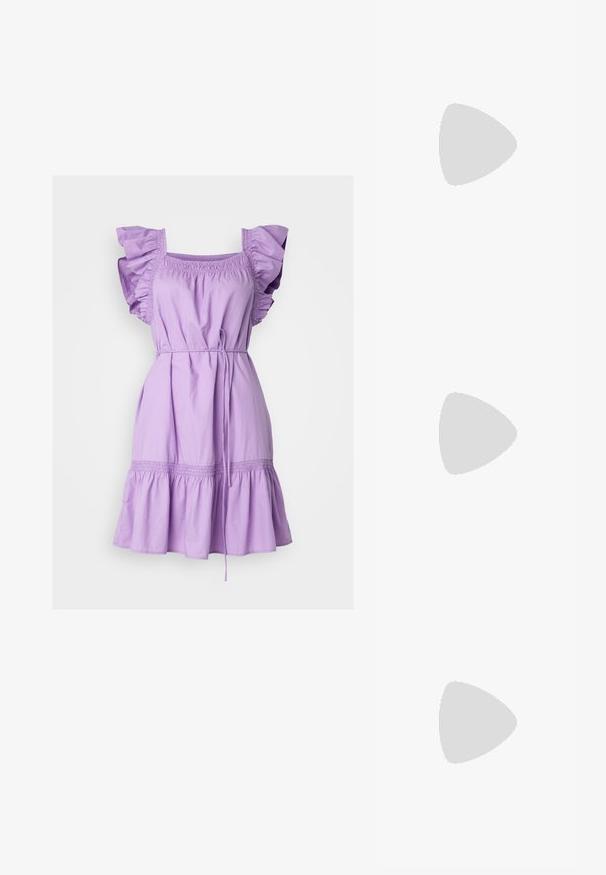 Gap Tall FLUTTER SLEEVE DRESS - Kasdienė suknelė - lilac surge; Juodo odinio baleto batelio su apvalia nosimi, dekoratyvine juostele ir lygiu paviršiumi. Minimalistinis dizainas su žemu, plokščiu padu.; Juodos katės akies akinių nuo saulės su matinio paviršiaus danga, turinčiais pilkai tonuotus lęšius, aštriomis linijomis ir elegantiškomis šoninėmis kojelėmis. Prekės ženklas matomas vidinėje kojelėje.; Sidabriniai auskarai su sklandžiu, poliruotu paviršiumi. Apvalios formos ir saugus uždarymo mechanizmas. Lengvas dizainas, tinkantis kasdieniam dėvėjimui.