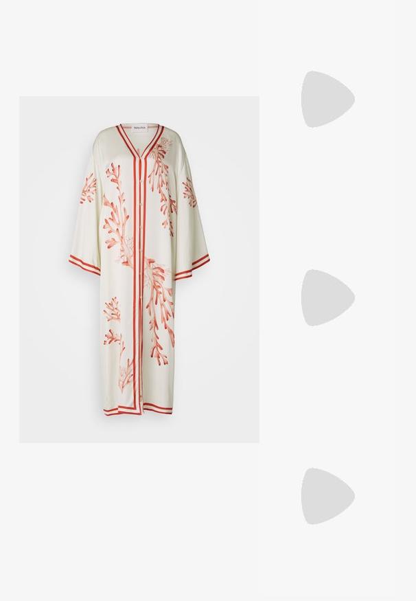 Malina NAYA PRINTED KAFTAN - Dnevna obleka - red; Črne usnjene balerinke, koničast toe, minimalističen dizajn, gladka tekstura, nizka peta, brez vidnih kovinskih delov ali okraskov.; Črna usnjena torba čez ramo z gladko teksturo, pravokotno obliko in kovinskim verižnim detajlom spredaj. Vključena je nastavljiva naramnica.; Srebrni uhani z kvadratnim studom, ki imajo gladko, polirano površino in obliko kapljice, ki odbija svetlobo z sijočo površino.