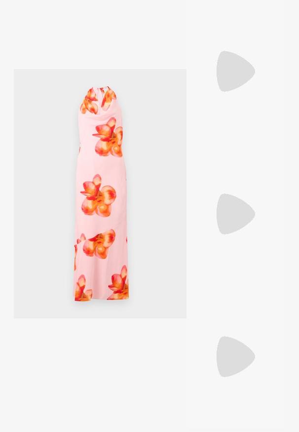 Ermeløs maxikjole i myk rosa stoff, med store, levende oransje og røde blomstertrykk. Halterneck-design med nøkkelhull bak.; Sorte patentlær slingback-sko med spiss tå, ankelremmer med sølvspenner og detaljer, og en slank hæl.; Gullfarget metallisk håndveske med en strukturert design, glatt tekstur og justerbar stropp. Har en unik trekantet form og minimalistisk søm.; Gullfargede øredobber med teksturerte, bølgete former. Inkluderer skulpturelle klipsstuds og åpen hoop-design med en hamret finish.