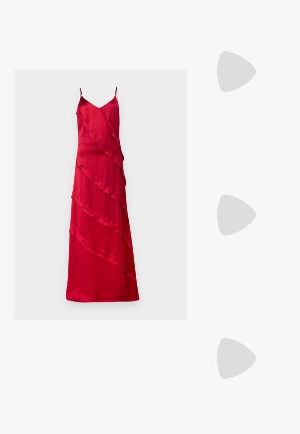 Rdeča satenasta obleka slip z tankimi naramnicami, V-izrezom in asimetričnimi volančki, ki padajo diagonačno navzdol po sprednji strani.; Črne visoke sandale na peto imajo tanke naramnice z vozlom, gladek kvadratni toe in eleganten stiletto peto.; Svetlo siva kovinska torbica z verižnim ročajem, okrašena z majhnimi okroglimi kovinskimi bleščicami in trikotnim logotipom blagovne znamke.; Srebrne obročaste uhane z gladko, sijočo površino. Zaobljena oblika, lahka zasnova, z zapiranjem na zatič.